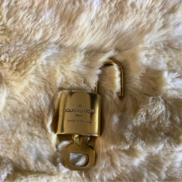 Louis Vuitton #312 Lock & Key - Picture 7 of 8